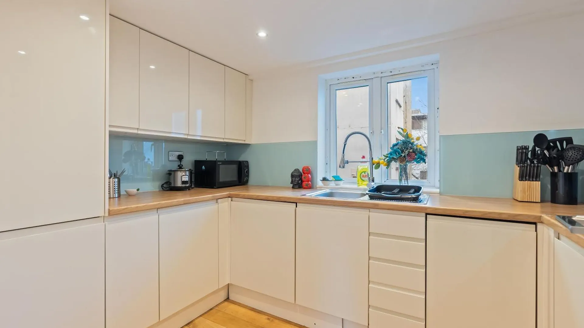 Cosy 1 Bed W Loft Sleeps 5 Close To Stations London 0*,